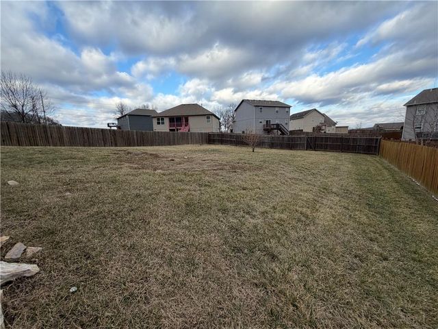 2321 S Heartland Court, Independence, MO 64057