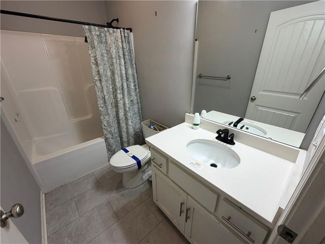 2321 S Heartland Court, Independence, MO 64057