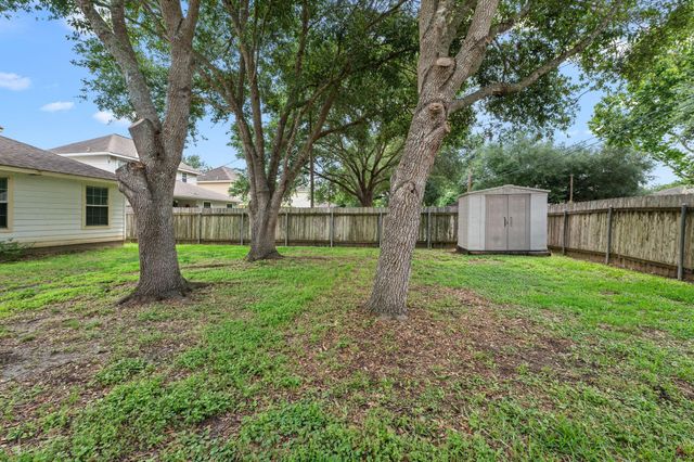 845 Clubside Drive, East Bernard, TX 77435