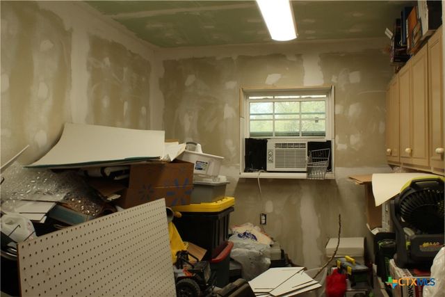 222 Oak Valley, La Vernia, TX 78121