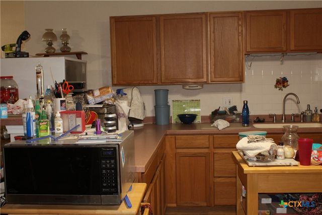 222 Oak Valley, La Vernia, TX 78121