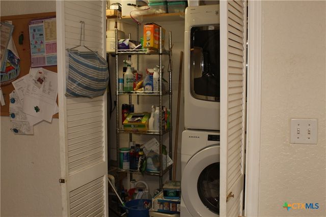 222 Oak Valley, La Vernia, TX 78121