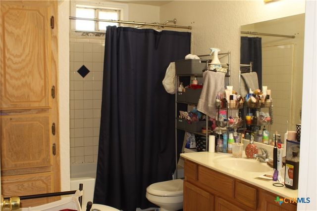 222 Oak Valley, La Vernia, TX 78121