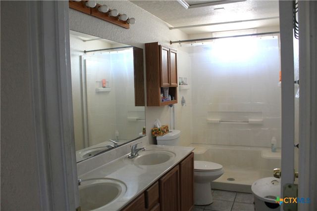 222 Oak Valley, La Vernia, TX 78121