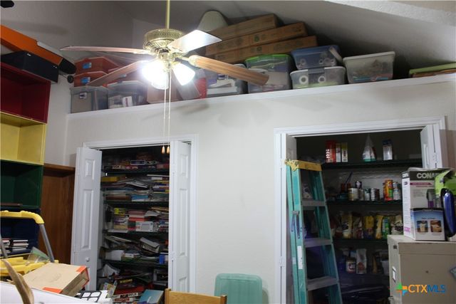 222 Oak Valley, La Vernia, TX 78121