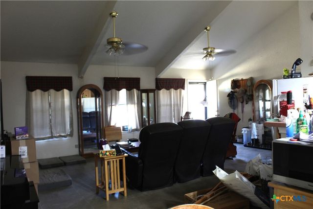 222 Oak Valley, La Vernia, TX 78121