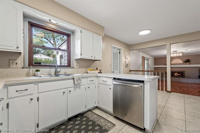 25137 Castlereigh Drive, Farmington Hills, MI 48336
