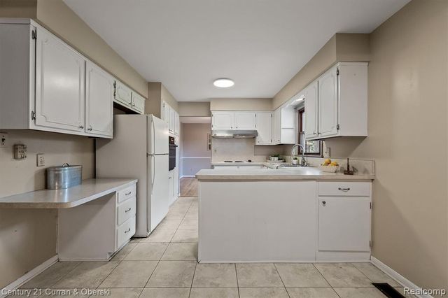 25137 Castlereigh Drive, Farmington Hills, MI 48336