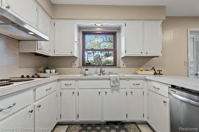 25137 Castlereigh Drive, Farmington Hills, MI 48336