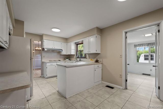 25137 Castlereigh Drive, Farmington Hills, MI 48336