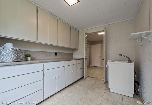 25137 Castlereigh Drive, Farmington Hills, MI 48336