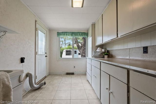 25137 Castlereigh Drive, Farmington Hills, MI 48336