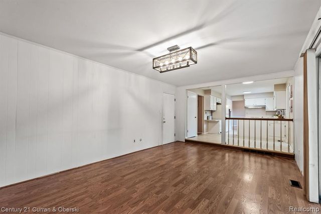 25137 Castlereigh Drive, Farmington Hills, MI 48336