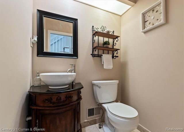 25137 Castlereigh Drive, Farmington Hills, MI 48336