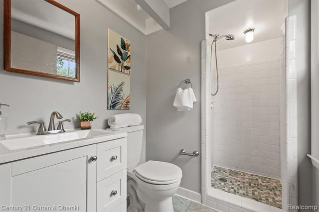 25137 Castlereigh Drive, Farmington Hills, MI 48336