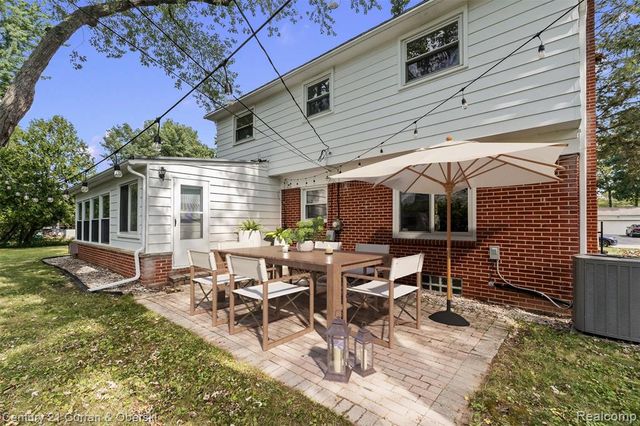 25137 Castlereigh Drive, Farmington Hills, MI 48336