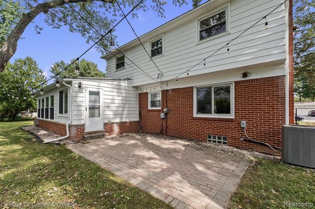 25137 Castlereigh Drive, Farmington Hills, MI 48336