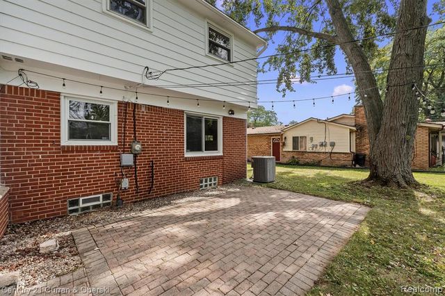 25137 Castlereigh Drive, Farmington Hills, MI 48336