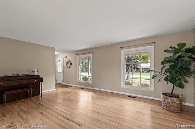 25137 Castlereigh Drive, Farmington Hills, MI 48336