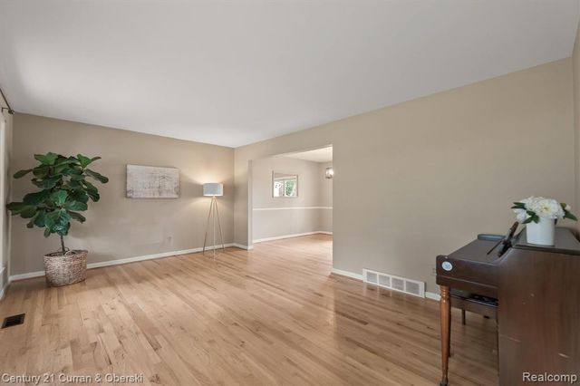 25137 Castlereigh Drive, Farmington Hills, MI 48336