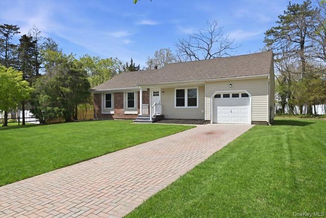 28 Gabon Lane, Coram, NY 11727