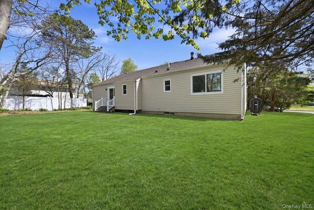 28 Gabon Lane, Coram, NY 11727