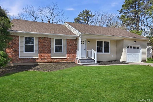 28 Gabon Lane, Coram, NY 11727