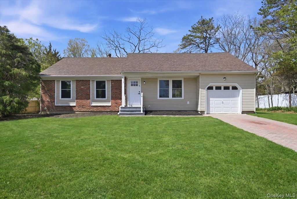 28 Gabon Lane, Coram, NY 11727