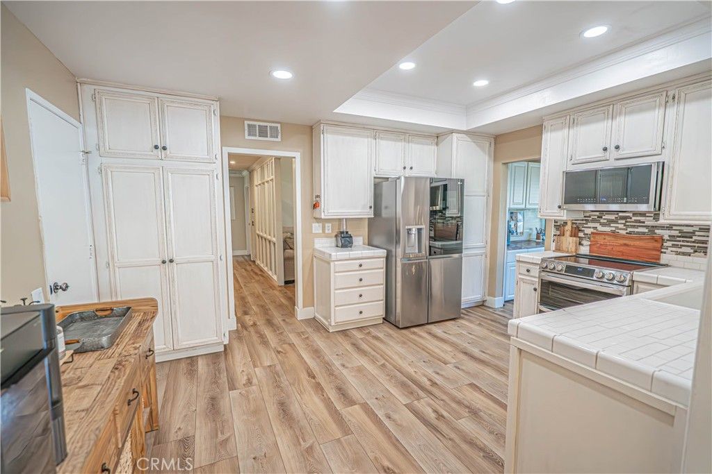 Image 13 of property listing at 23429 Via Elisandra, Valencia, CA 91355