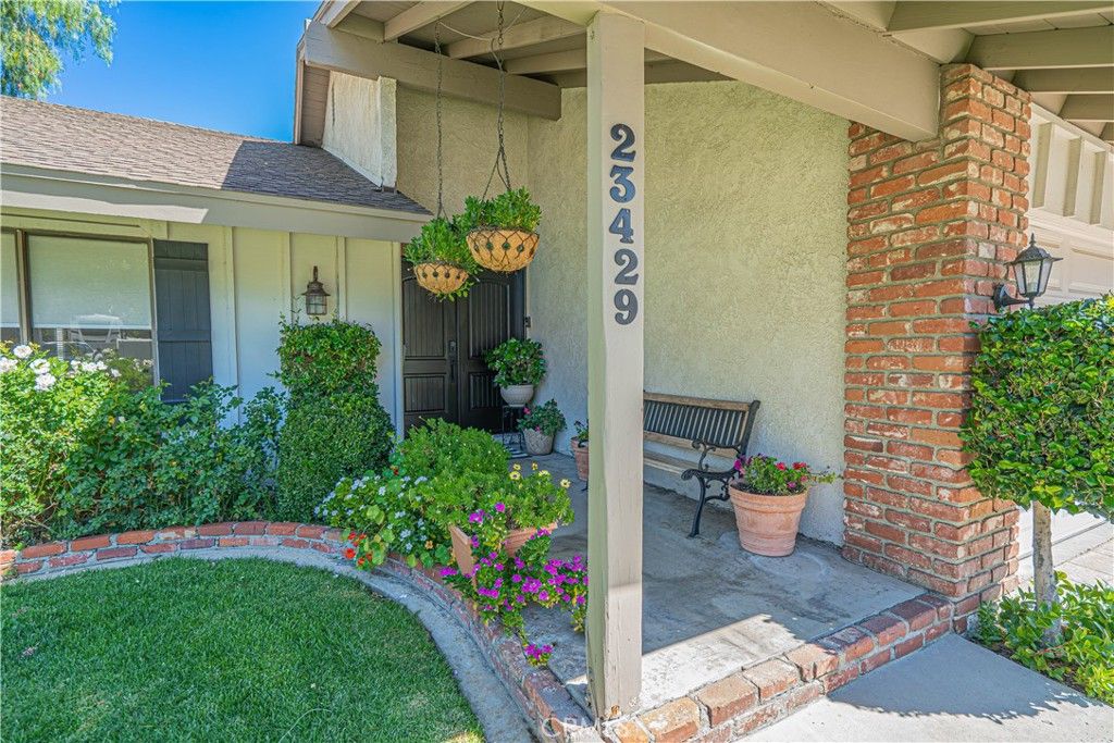 Image 2 of property listing at 23429 Via Elisandra, Valencia, CA 91355