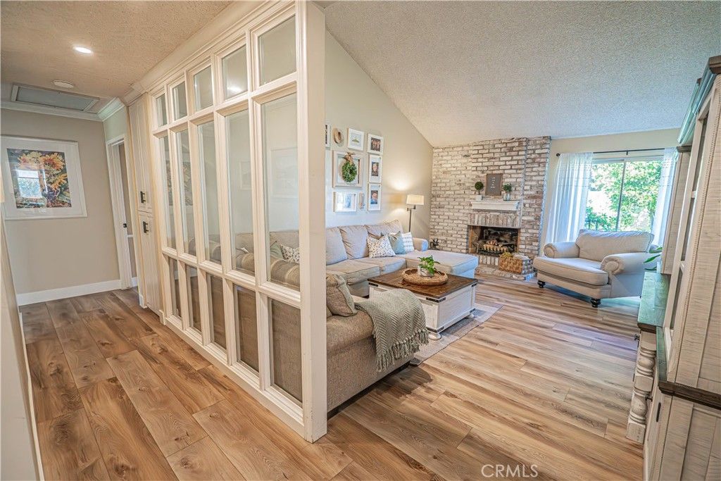 Image 5 of property listing at 23429 Via Elisandra, Valencia, CA 91355