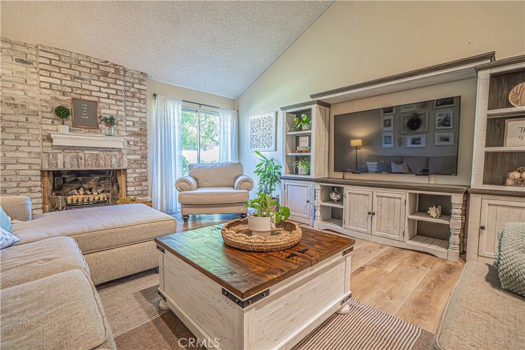Image 7 of property listing at 23429 Via Elisandra, Valencia, CA 91355