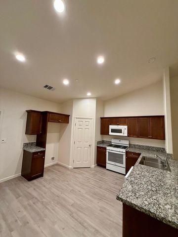 482 W Richard Avenue, Porterville, CA 93257