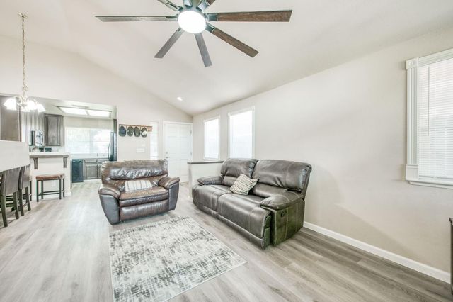 5706 W Sample Avenue W, Fresno, CA 93722