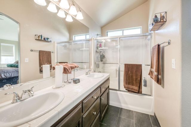 5706 W Sample Avenue W, Fresno, CA 93722