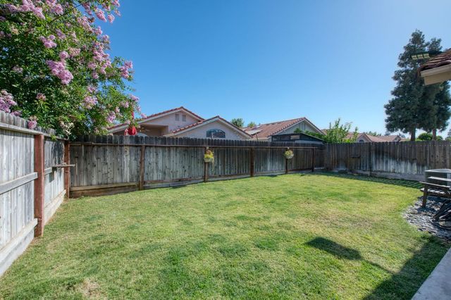 5706 W Sample Avenue W, Fresno, CA 93722
