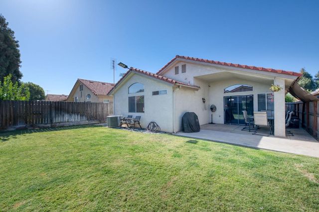 5706 W Sample Avenue W, Fresno, CA 93722