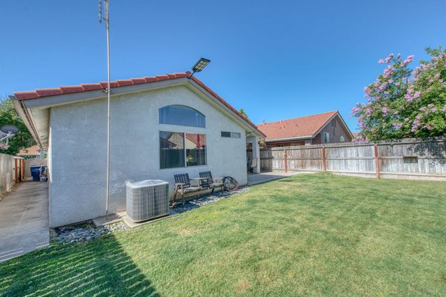 5706 W Sample Avenue W, Fresno, CA 93722
