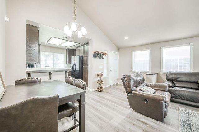 5706 W Sample Avenue W, Fresno, CA 93722