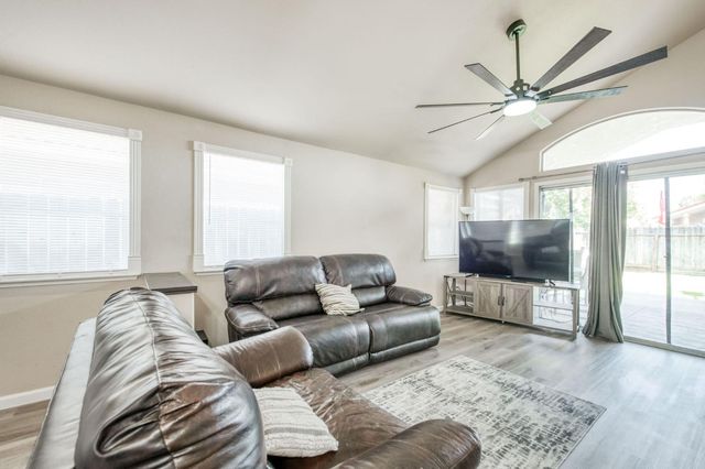 5706 W Sample Avenue W, Fresno, CA 93722