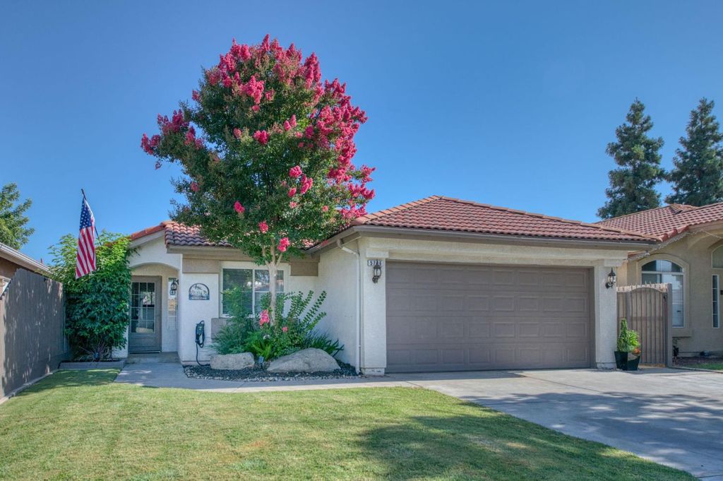 5706 W Sample Avenue W, Fresno, CA 93722