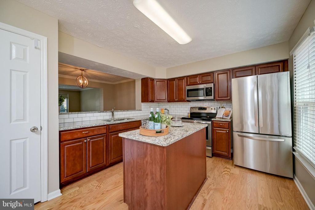 Image 10 of property listing at 4527 KINGSCUP CT, Ellicott City, MD 21042