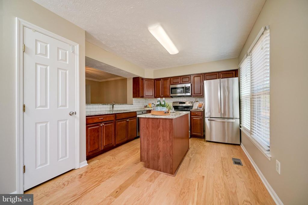 Image 14 of property listing at 4527 KINGSCUP CT, Ellicott City, MD 21042