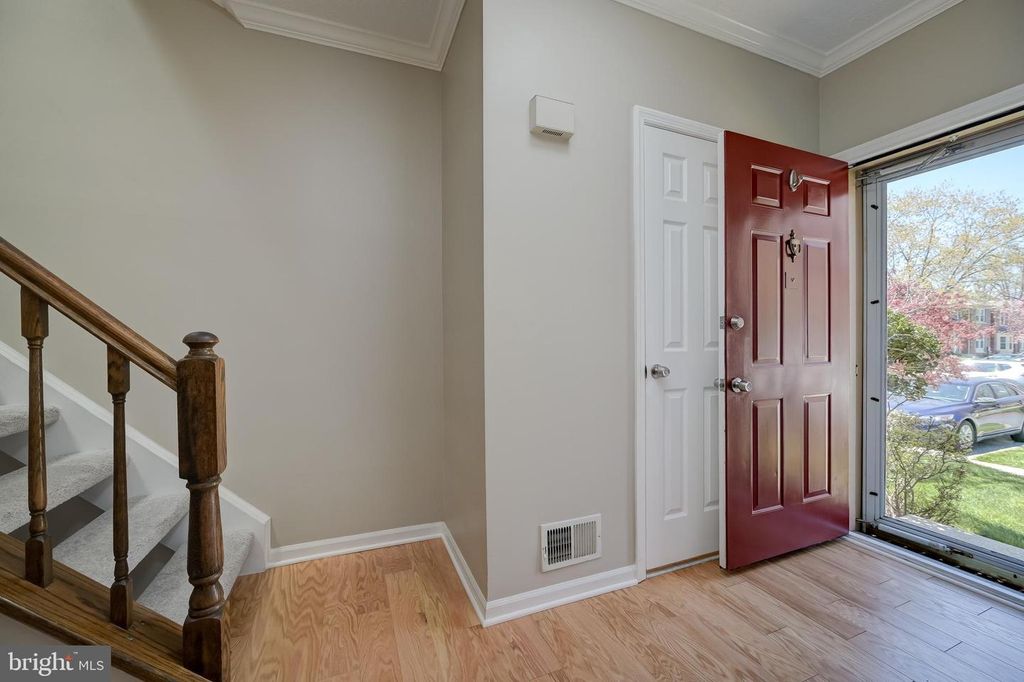 Image 3 of property listing at 4527 KINGSCUP CT, Ellicott City, MD 21042