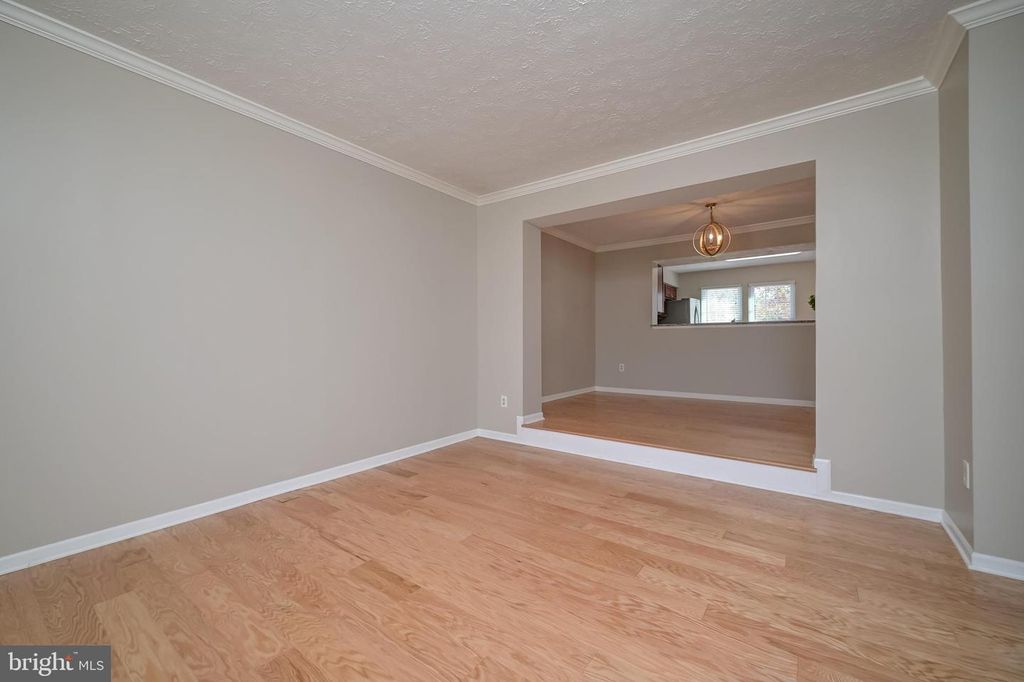 Image 4 of property listing at 4527 KINGSCUP CT, Ellicott City, MD 21042