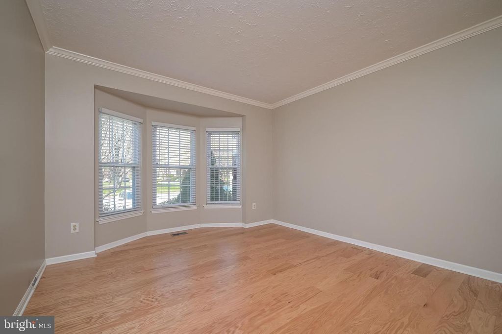 Image 5 of property listing at 4527 KINGSCUP CT, Ellicott City, MD 21042