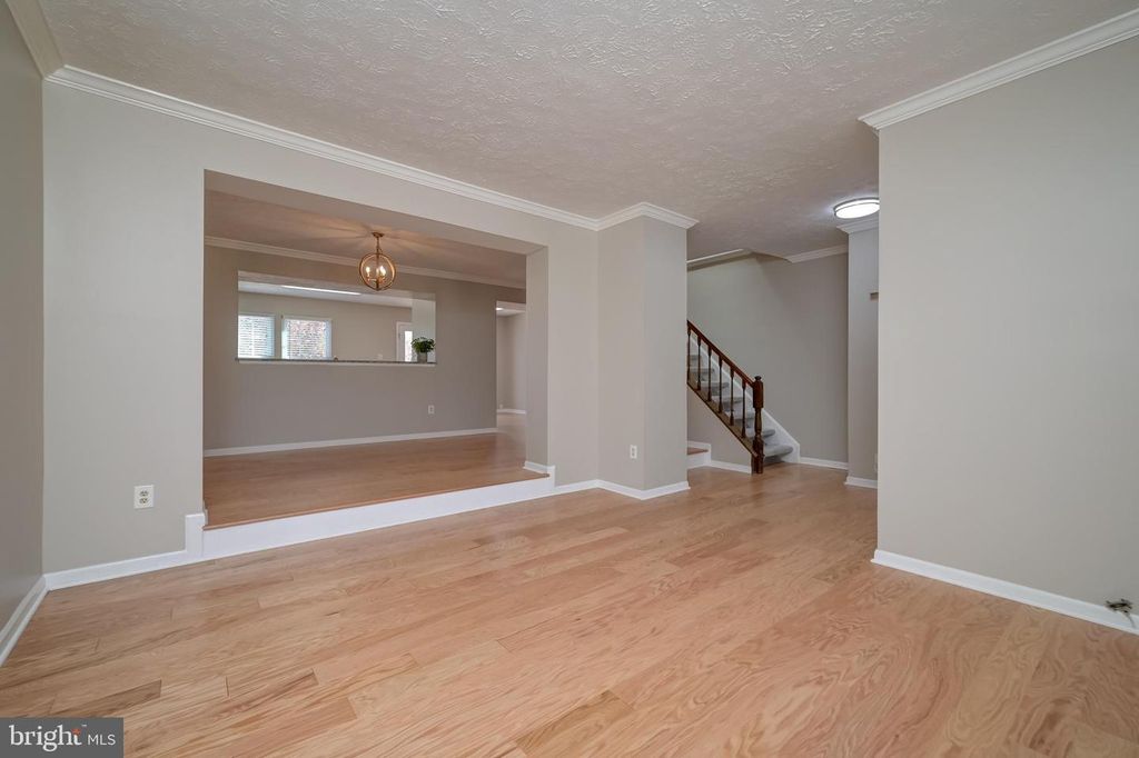 Image 6 of property listing at 4527 KINGSCUP CT, Ellicott City, MD 21042