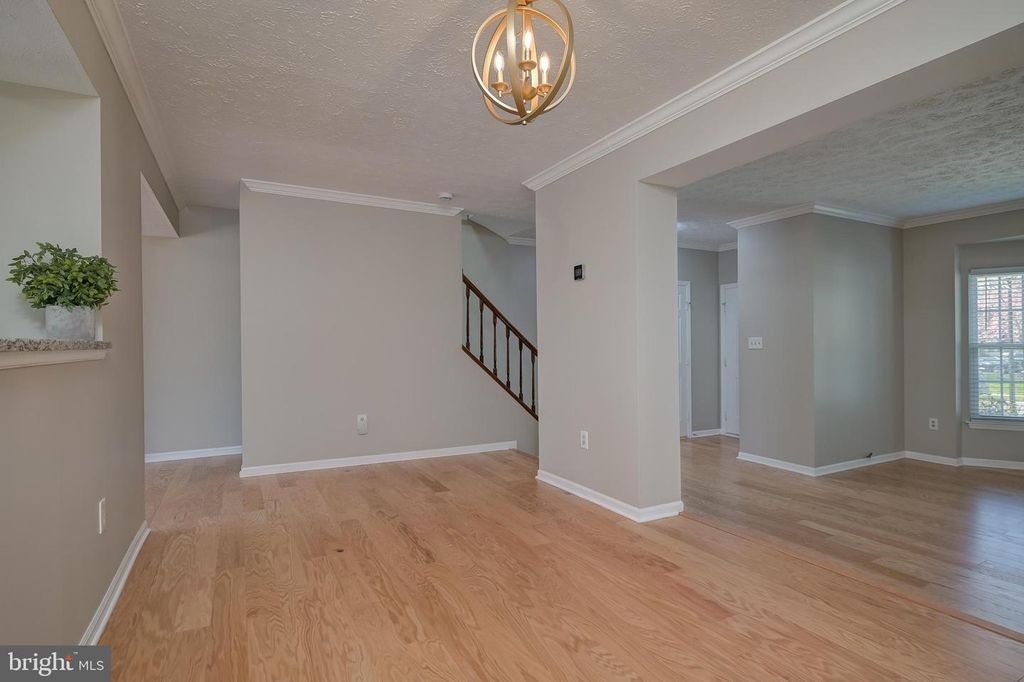 Image 8 of property listing at 4527 KINGSCUP CT, Ellicott City, MD 21042