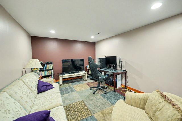 125 S Hilldale Rd, Salina, KS 67401