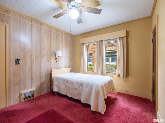 2409 N LINN Street, Peoria, IL 61604